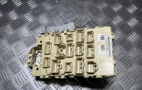 Toyota Yaris Fuse box set 827300D040