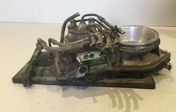 Audi 80 90 B3 Fuel distributor 0438101035 026133353D 0438121070