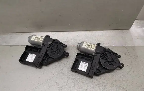 Volkswagen Touran I Front door window regulator motor 1T0959701A 1T0959702A 1K0959793D
