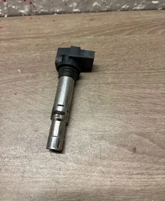 Volkswagen Golf V High voltage ignition coil R0401S00403