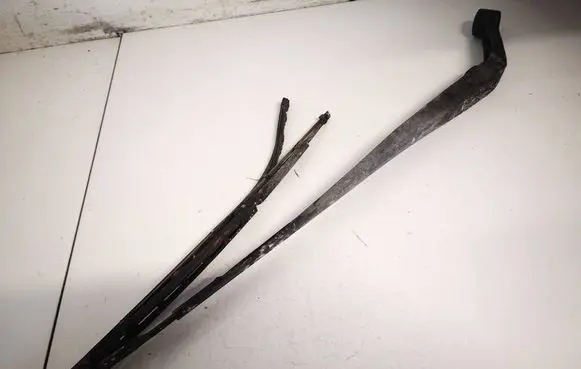 Front wiper blade arm