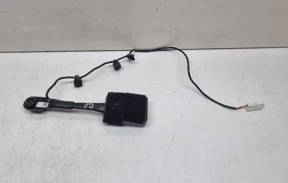BMW 2 F46 Front seatbelt buckle 7313299