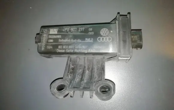 Audi A8 S8 D3 4E Tire pressure sensor 4E0907277 30024690 053320401003