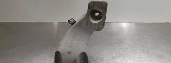 BMW 5 E60 E61 Engine mounting bracket 6777056