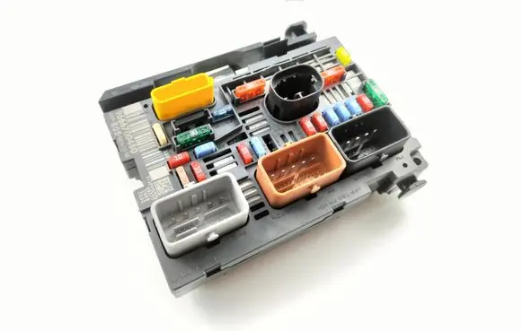 Peugeot 308 SW Fuse module 9666700480