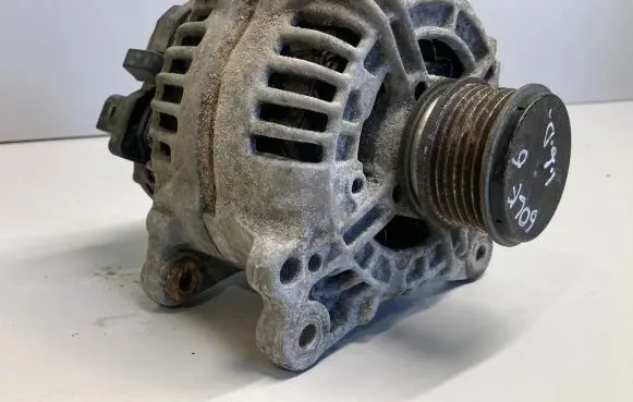 Volkswagen Golf VI Generator/alternator 03L903023 0124525187