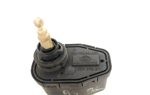 Headlight level adjustment motor