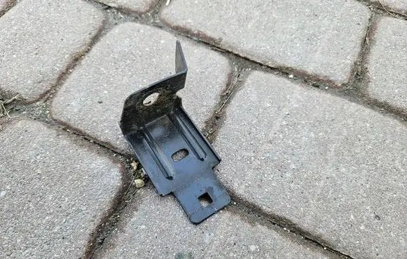 Opel Insignia B Fender mounting bracket 39030856