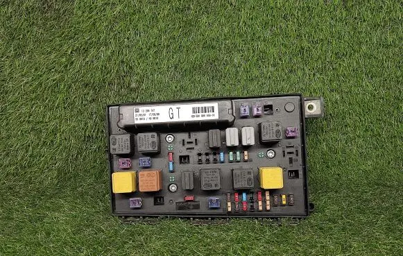 Opel Zafira B Power management control unit 13206747 13206747GT