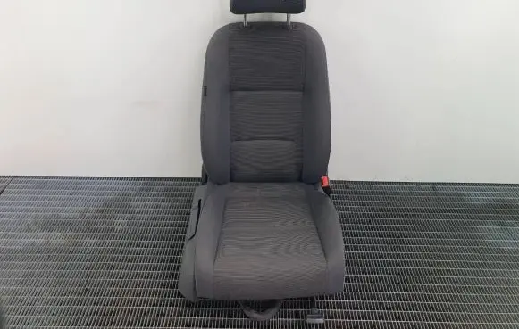 Volkswagen Touran I Front passenger seat 