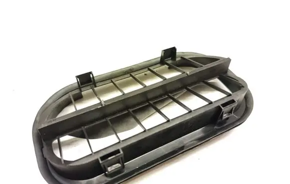 Quarter panel pressure vent