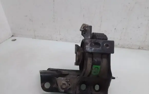 Toyota Avensis T250 Engine mount bracket