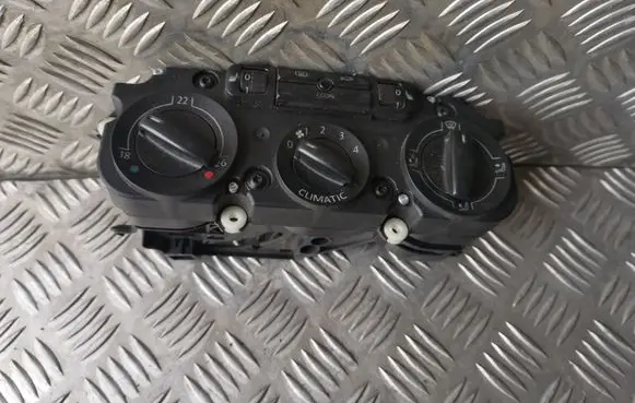 Volkswagen Touran I Climate control unit
