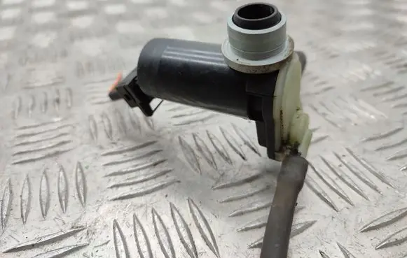 Land Rover Discovery 3 - LR3 Windscreen/windshield washer pump 217038D10