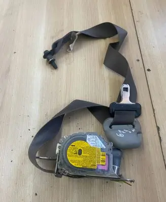 Toyota Hilux (AN10, AN20, AN30) Front seatbelt 7L7920P