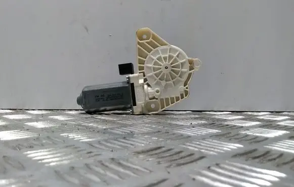 Volkswagen PASSAT B8 Front door window regulator motor 5Q4959802B