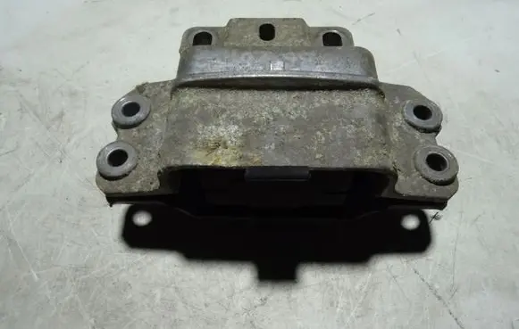 Volkswagen PASSAT B6 Engine mount bracket 3C0199555P