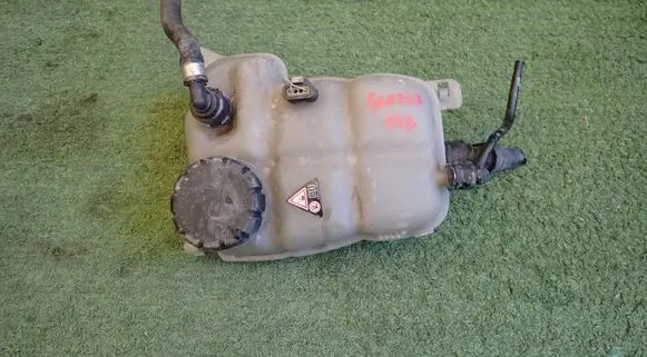 Mercedes-Benz GLA H247 Coolant expansion tank/reservoir 