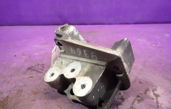 Fiat Linea Engine mounting bracket 