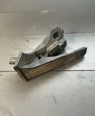 Accelerator throttle pedal