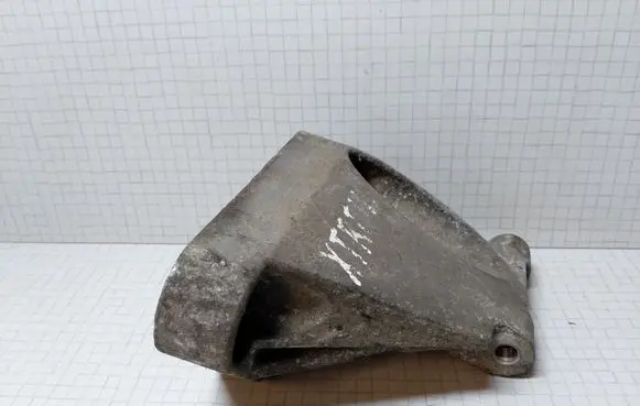 Nissan X-Trail T30 Engine mount bracket