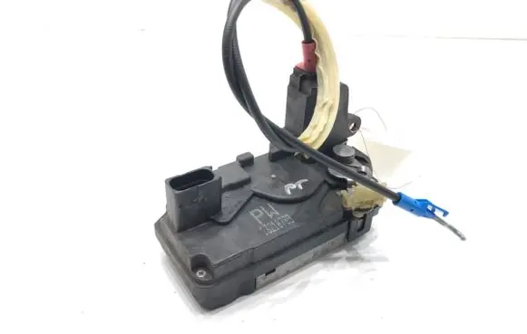 Opel Zafira B Rear door lock 13210739