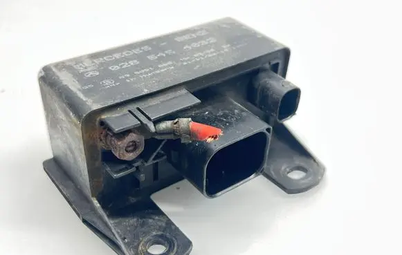 Mercedes-Benz E W211 Glow plug pre-heat relay 0285454032