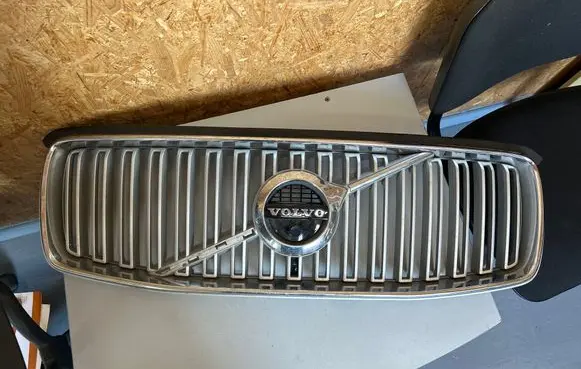 Volvo XC90 Front bumper upper radiator grill 31425934