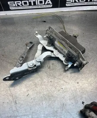 Engine bonnet/hood hinges