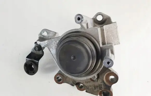 Nissan X-Trail T32 Engine mount bracket
