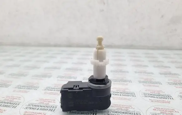 Volkswagen PASSAT B6 Headlight level adjustment motor 1Q0941295