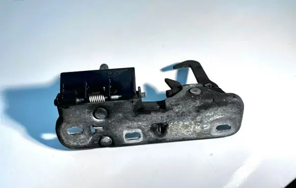 Volkswagen Golf V Engine bonnet/hood lock/latch loop/hook 1K08231480