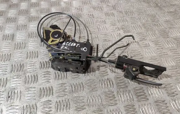 Hyundai Accent Front door lock 826101E000