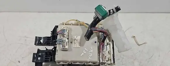 Toyota Urban Cruiser (XP110) Fuse box set 8273052F30 9J290254