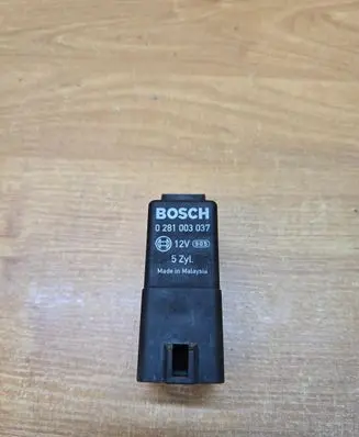 Volvo XC90 Glow plug pre-heat relay 0281003037
