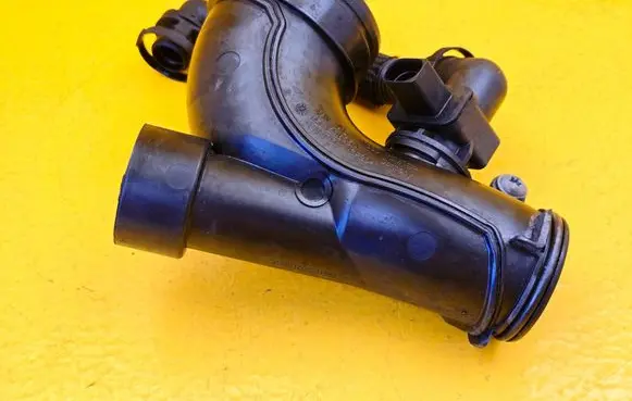 Audi A4 S4 B9 Turbo air intake inlet pipe/hose 05L129635A