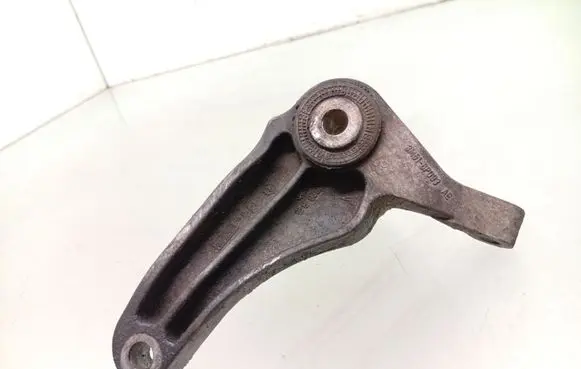 Ford Focus C-MAX Engine mounting bracket 3M516P093AE