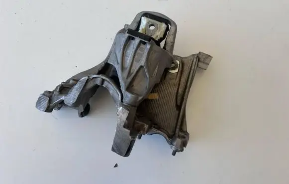Audi A4 S4 B9 8W Engine mounting bracket 8W0399295E