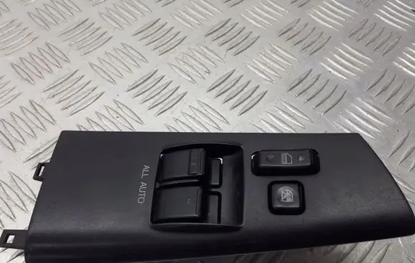 Toyota Corolla E120 E130 Electric window control switch 84802-02271-B0