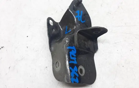 Volkswagen Touareg I Fender mounting bracket 7L6805887