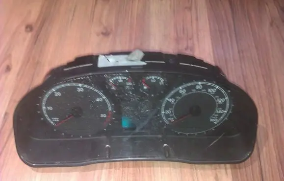 Volkswagen PASSAT B5 Speedometer (instrument cluster) 3b0920927a