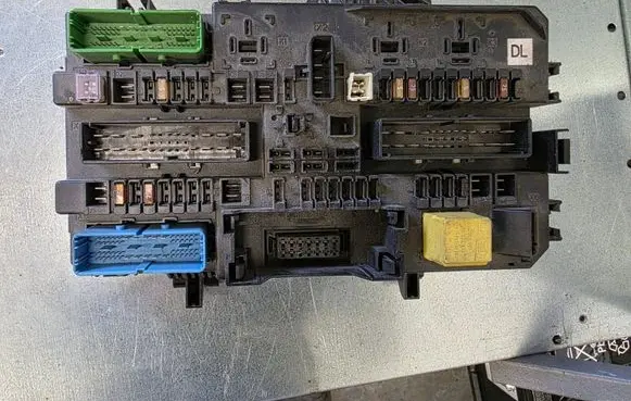 Opel Astra H Fuse module 13145021 5DK00866970
