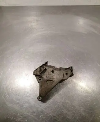 Volkswagen PASSAT B6 Engine mounting bracket 03G199207E V150 AA519003