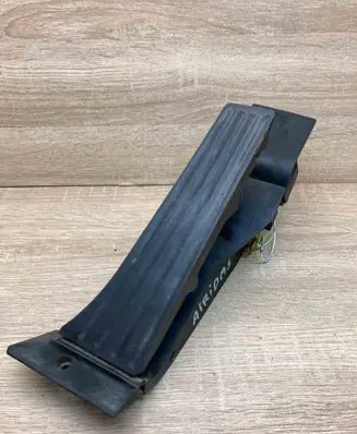 BMW 5 E60 E61 Accelerator throttle pedal 6772646 25916010 WITHPLUG