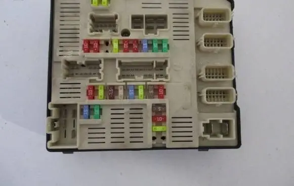 Renault Megane III Fuse module 284B68372R