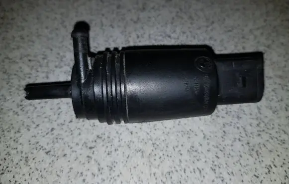 BMW 5 E39 Windscreen/windshield washer pump 67128377612