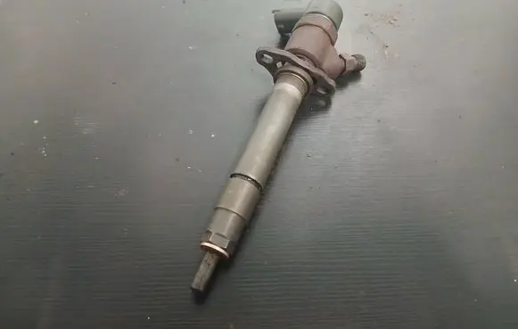 Volvo XC90 Fuel injector 8658351