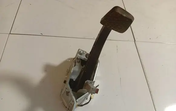 Opel Astra H Clutch pedal 