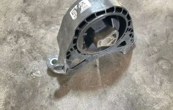 Opel Insignia A Engine mount bracket 13227769