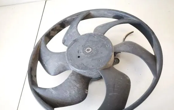 Radiator cooling fan shroud